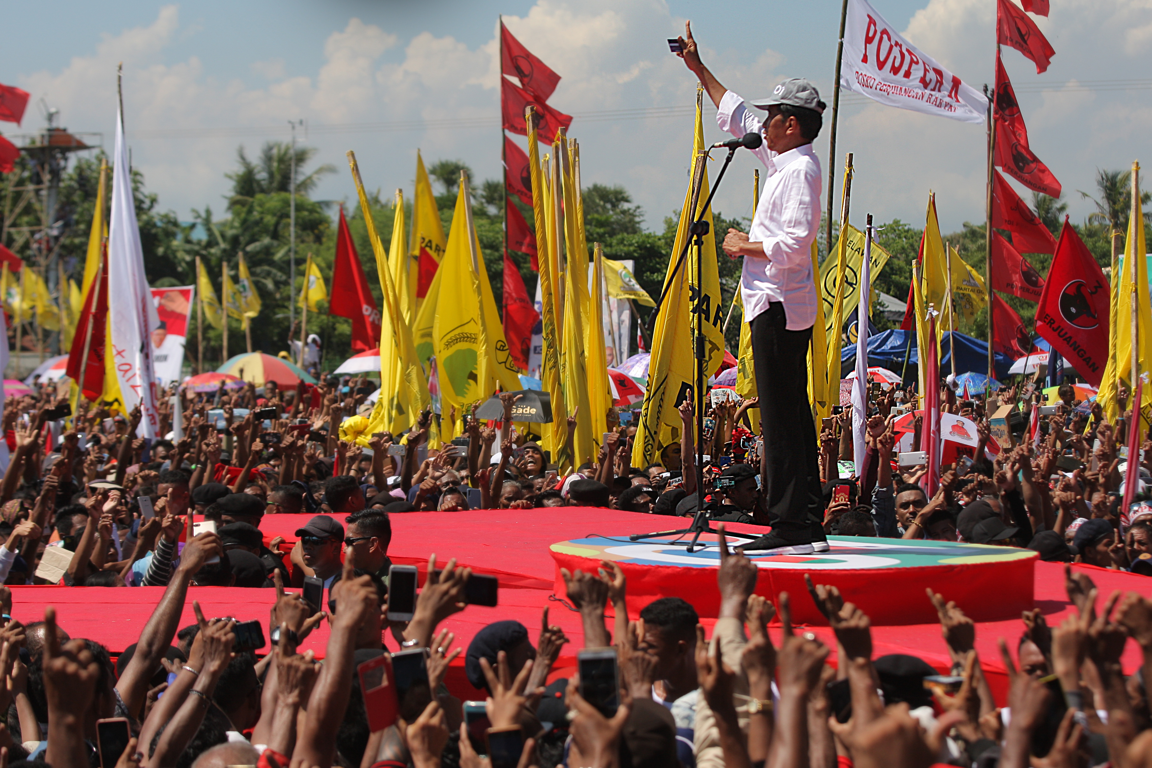 CAPRES nomor urut 01 Joko Widodo berorasi di Lapangan Sitarda Lasiana, Kupang, NTT, Senin (8/4).