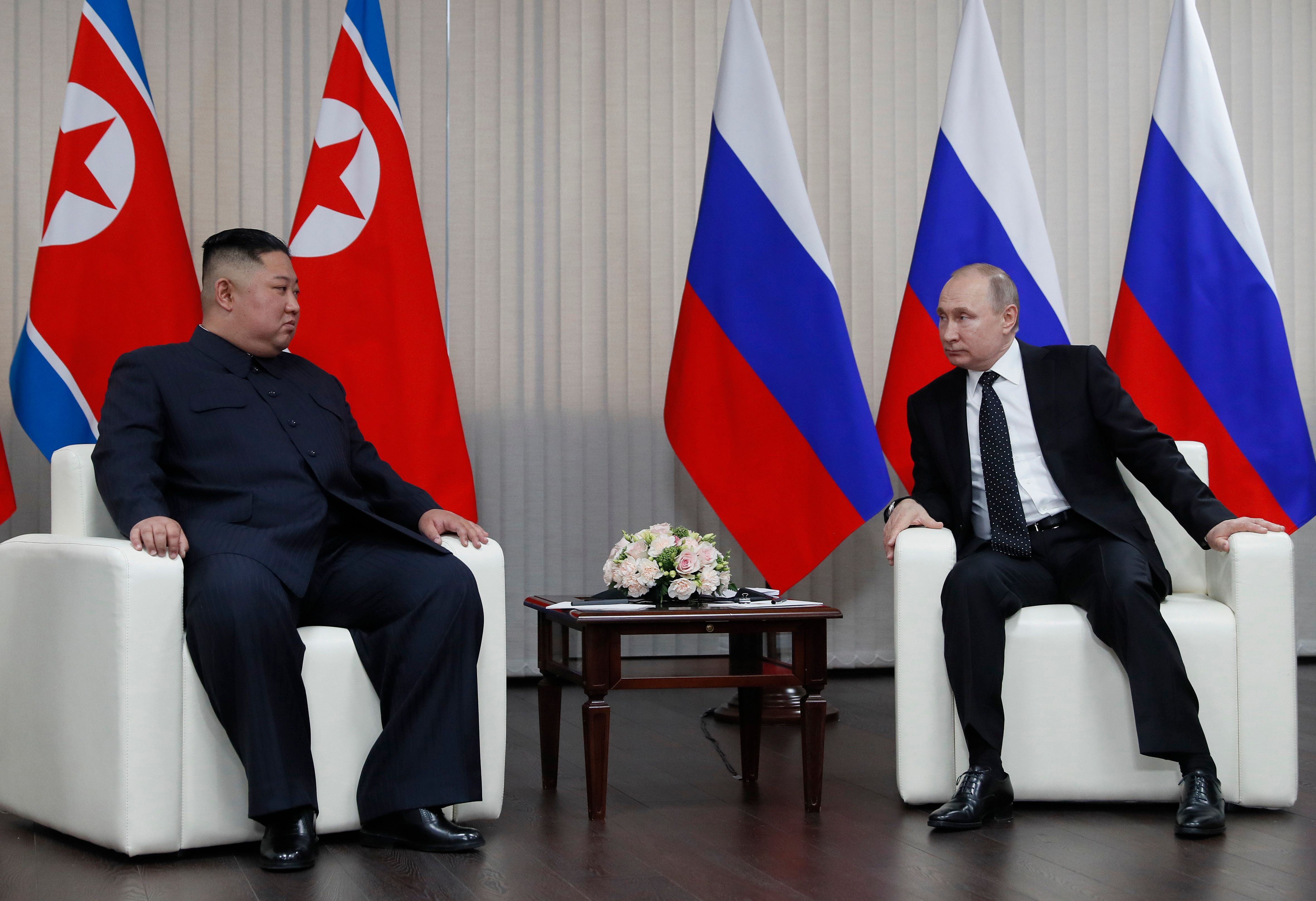 Pemimpin Korea Utaram Kim Jong-un (kiri) dan Presiden Rusia Vladimir Putin
