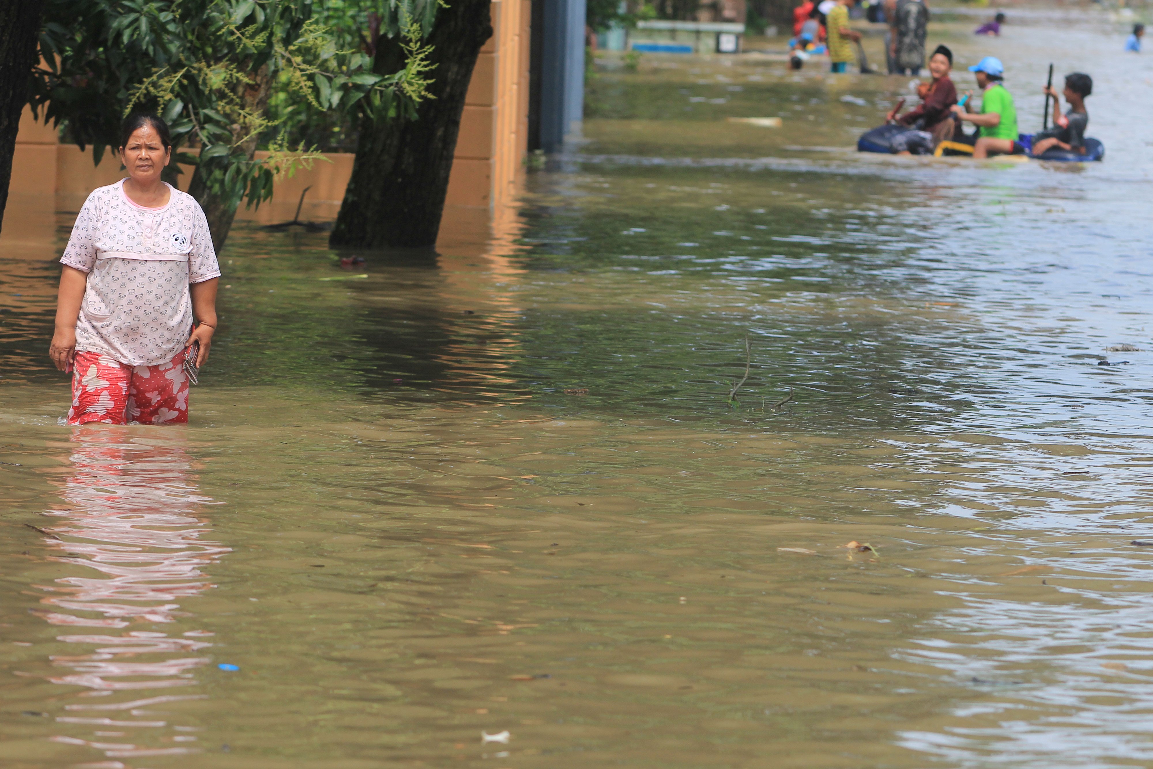 Banjir akibat jebolnya tanggul sungai tersebut merendam ratusan rumah warga dan jalur alternatif 