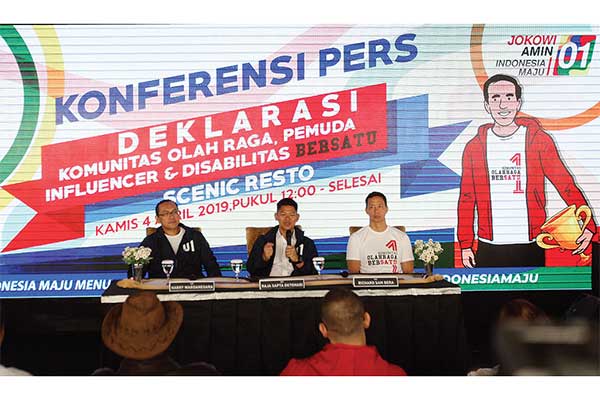 KOMUNITAS OLAHRAGA DUKUNG JOKOWI: Ketua Penasihat Komunitas Olahraga Bersatu Raja Sapta Oktohari (tengah) didampingi Ketua SC Komunitas Olah