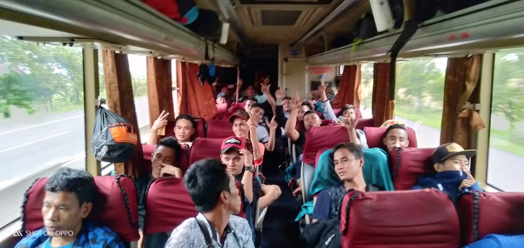 Warga Madura di Jakarta yang tergabung dalam Ikatan Pemuda Madura melakukan kegiatan mudik bareng di Terminal Tanjung Priok,  Jakarta