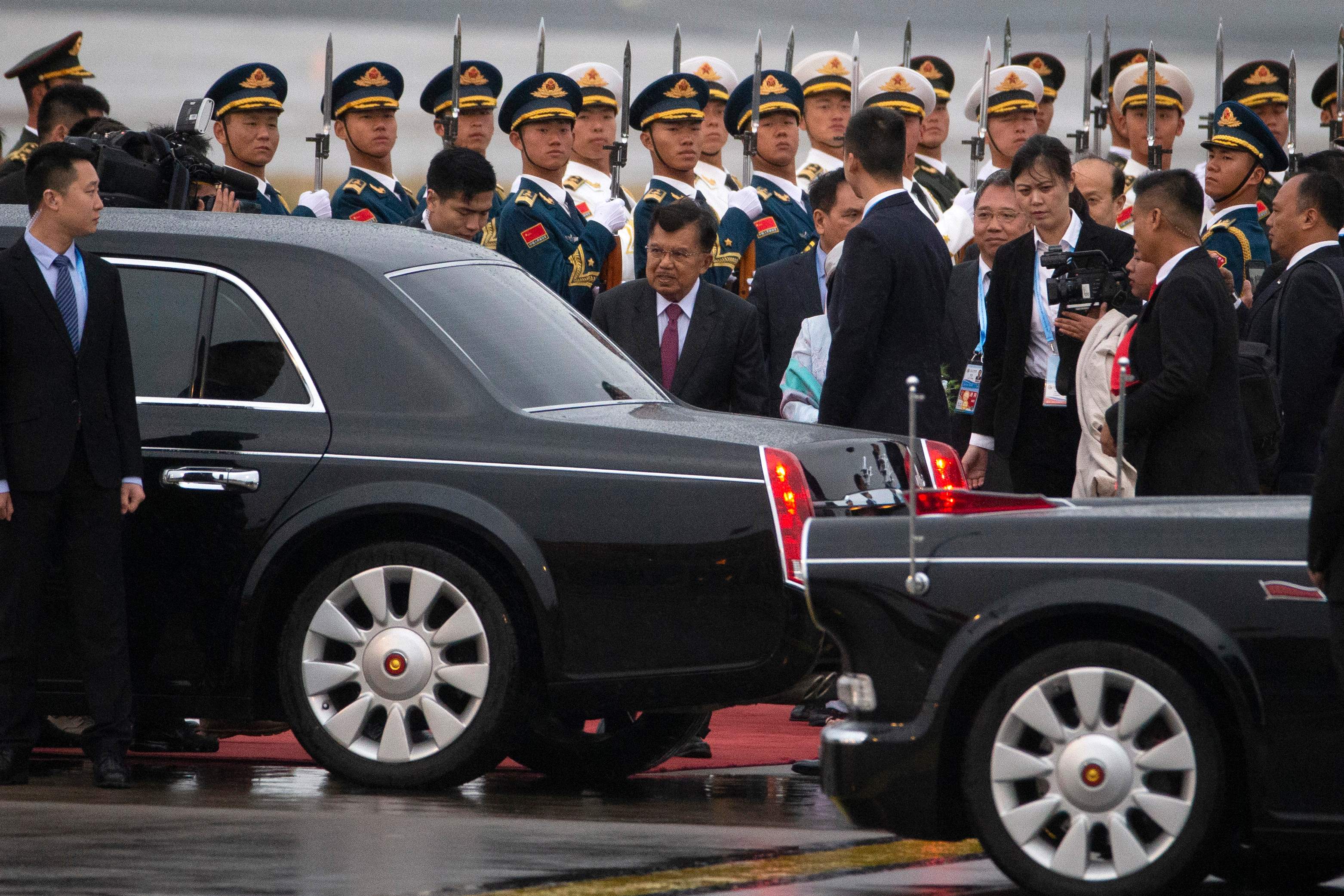 Wakil Presiden Indonesia Jusuf Kalla tiba di bandara Internasional Beijing menjelang Forum Belt and Road yang diadakan di Beijing  