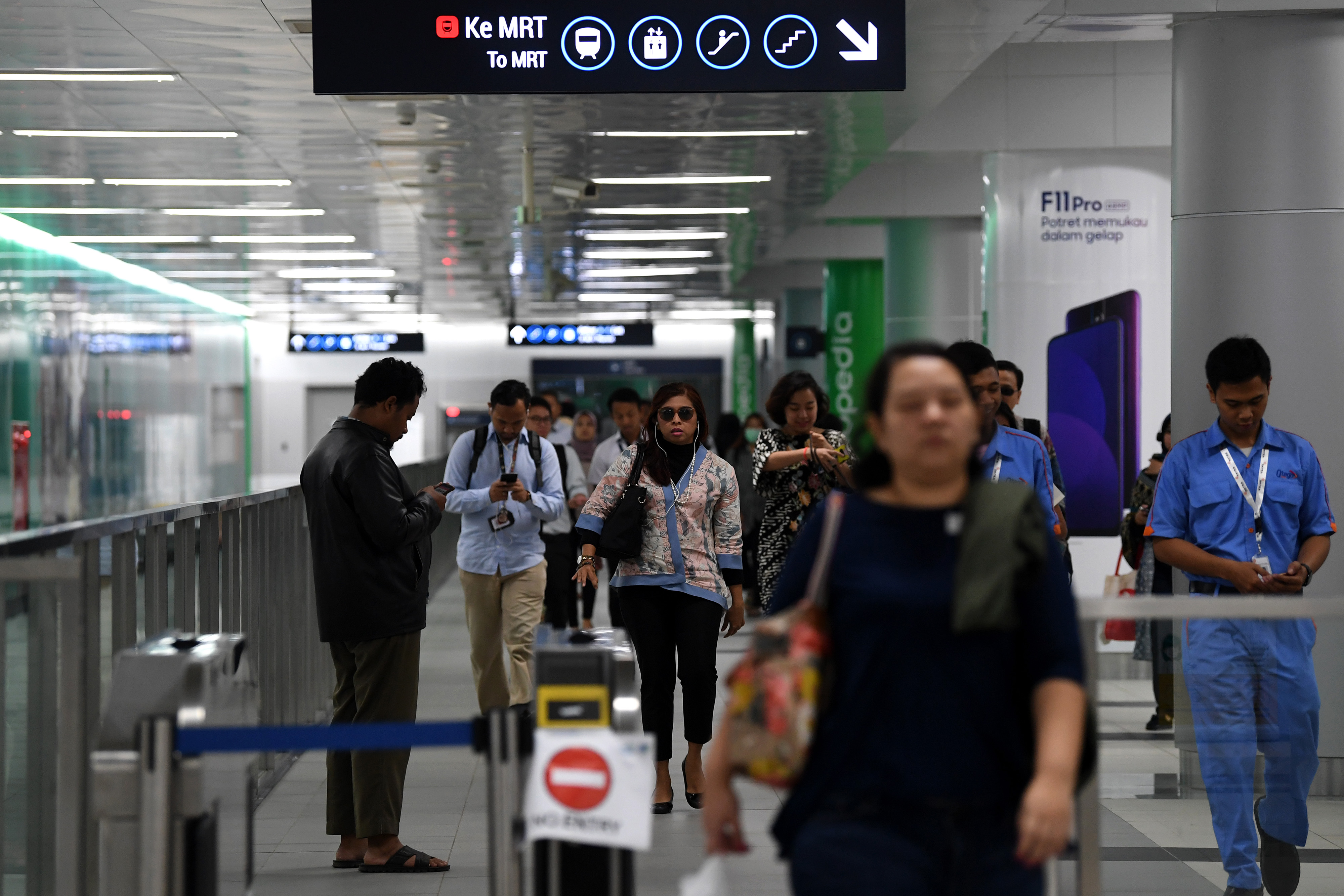 Penumpang berjalan keluar setelah turun dari kereta MRT di Stasiun MRT Bundaran HI, Jakarta, Selasa (26/3).