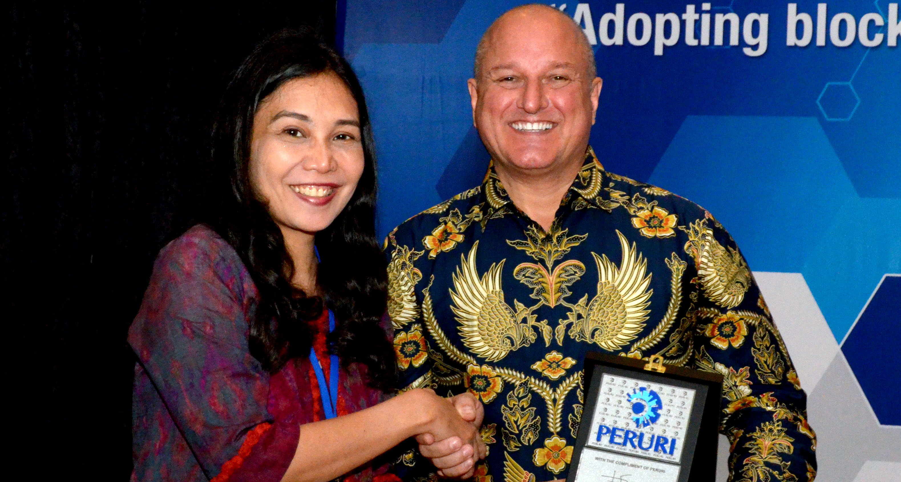  Direktur Utama Peruri Dwina Septiani Wijaya (kiri)