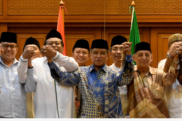 Ketum PBNU Said Aqil Siroj (tengah)