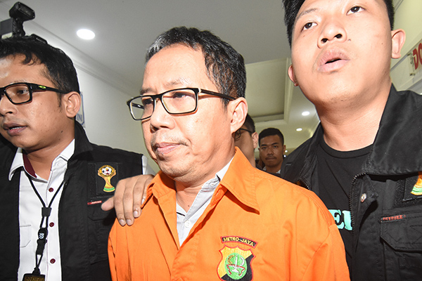 Joko Driyono (tengah)