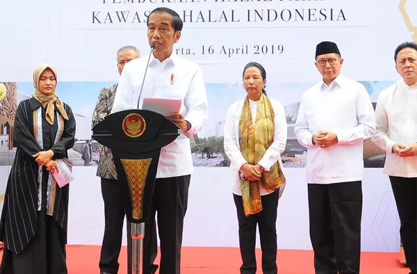  Presiden di Halal Park, kompleks Gelora Bung Karno (GBK), Jakarta, Selasa (16/4)