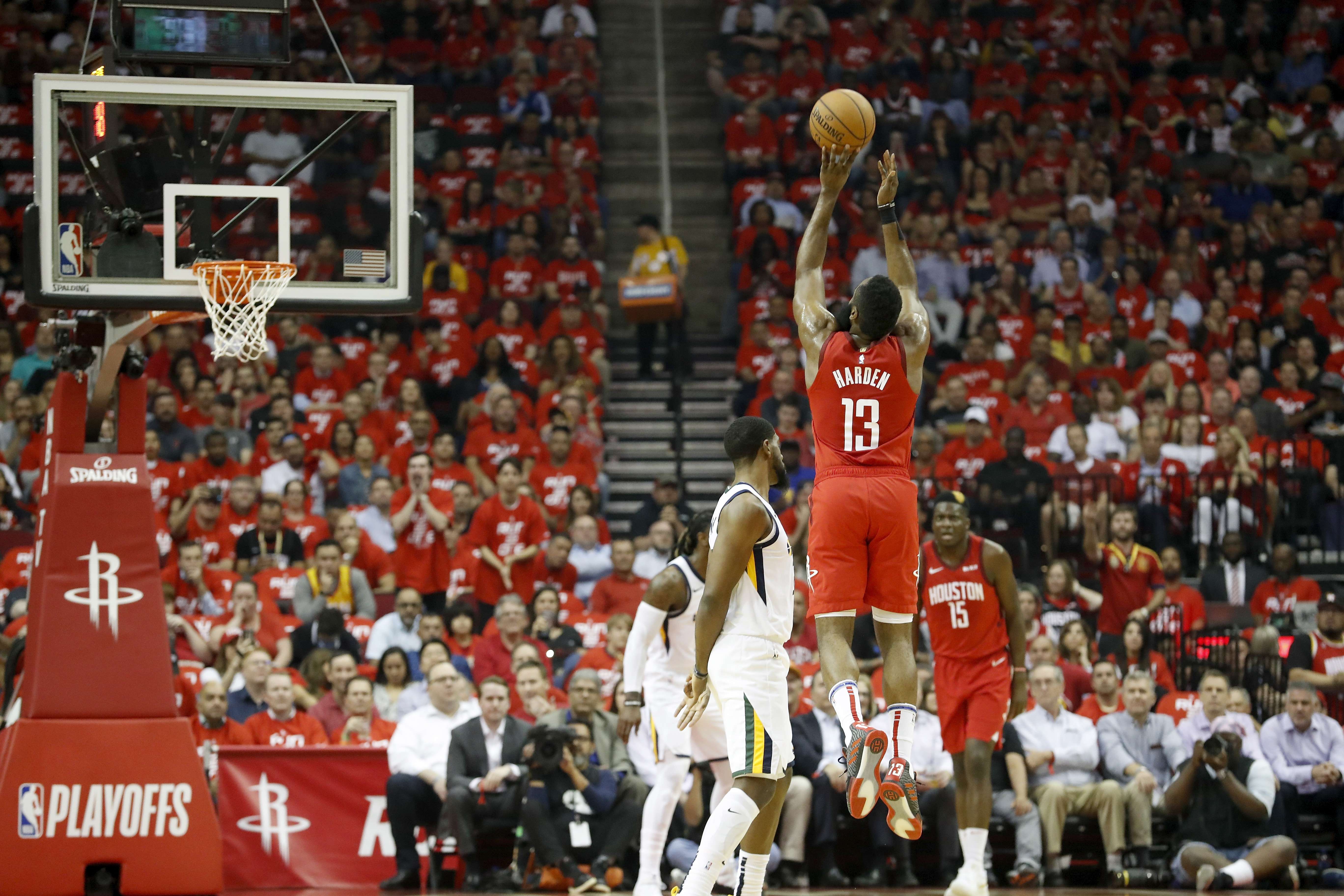 James Harden # 13 dari Houston Rockets melakukan tembakan tiga angka yang dibela oleh Royce O'Neale # 23 dari Utah Jazz