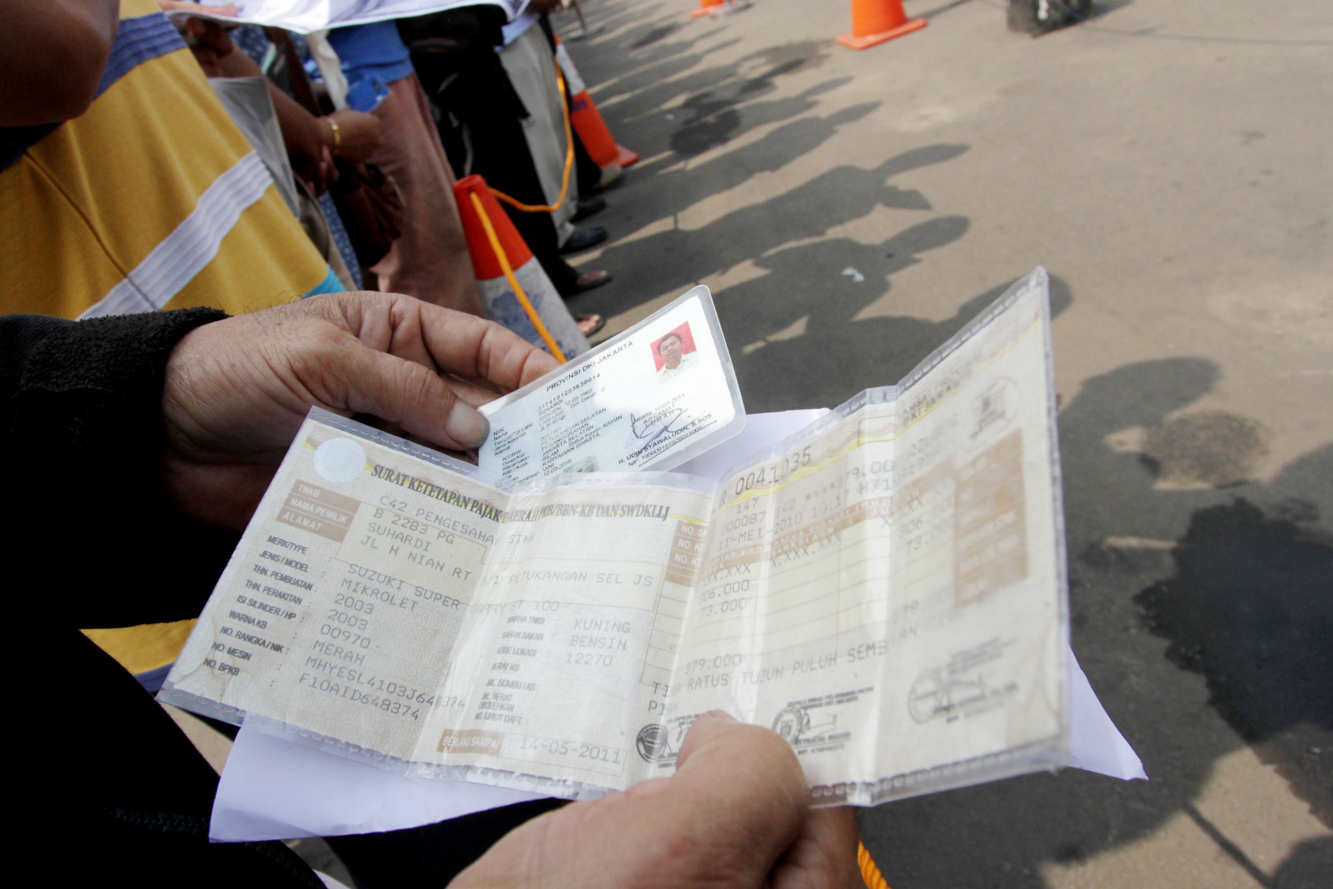  Sejumlah warga Jakarta mengantre untuk perpanjangan STNK 