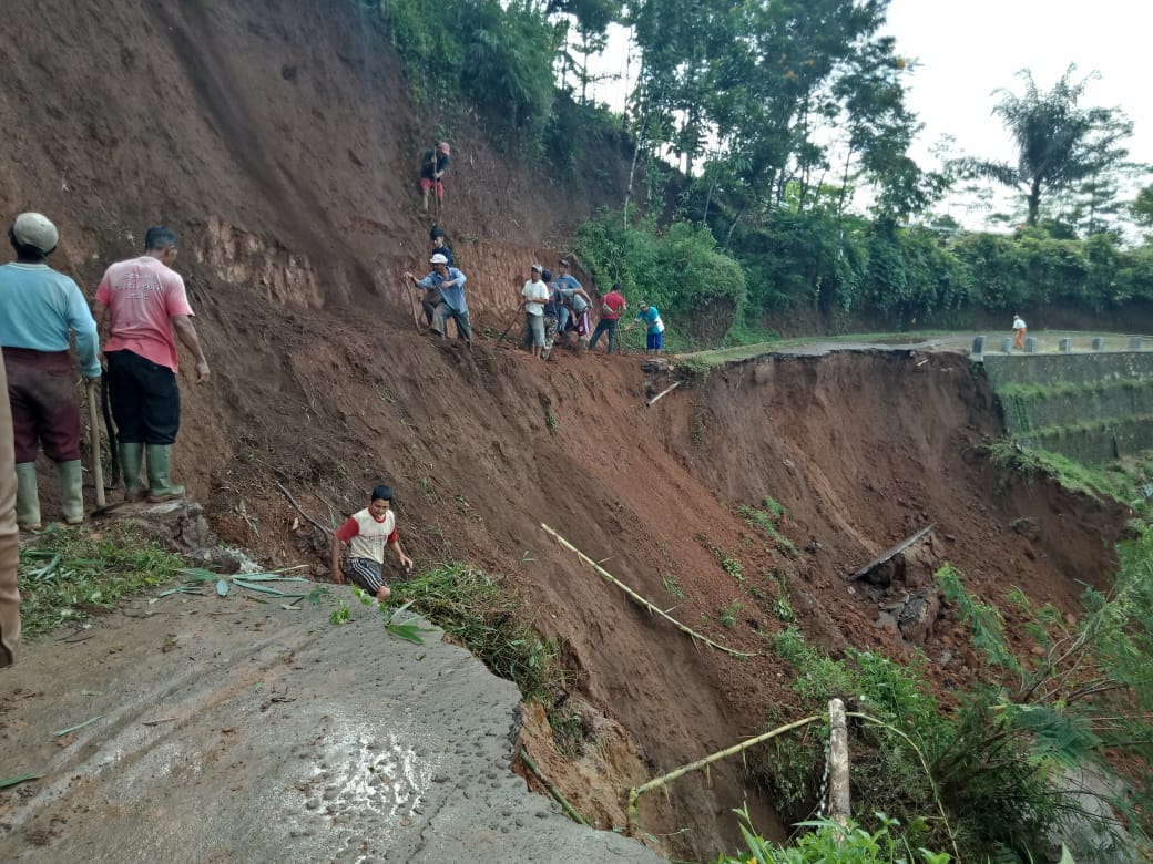 Masyarakat di Desa Payungsari, Kecamatan Panumbangan, KabupatenCiamis bersama-sama bergotongroyong membersihkan tanah longsor