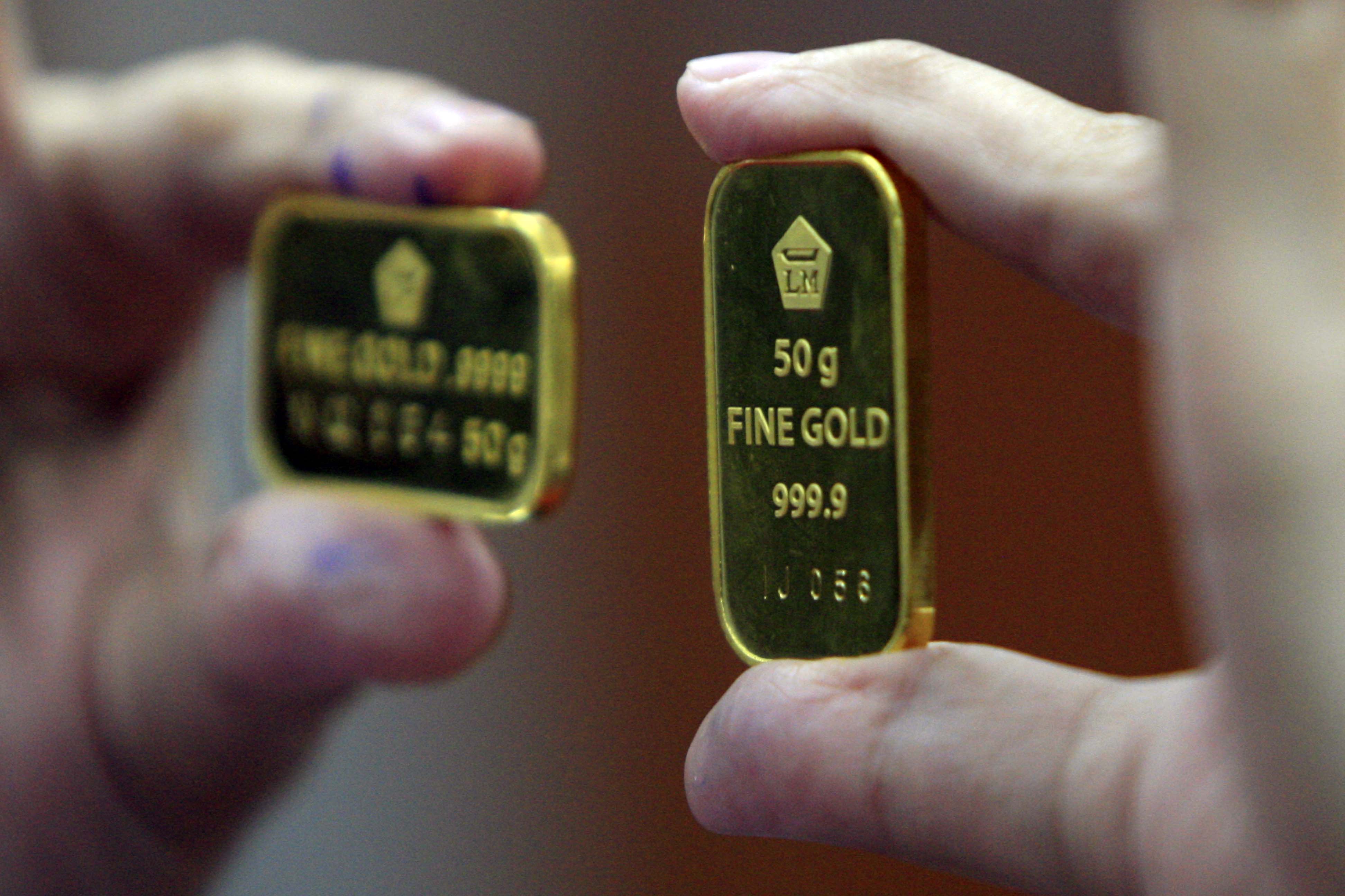 Teller di salah satu bank menunjukkan emas batangan Jakarta. Konsumsi emas secara global diperkirakan meningkat tahun ini.