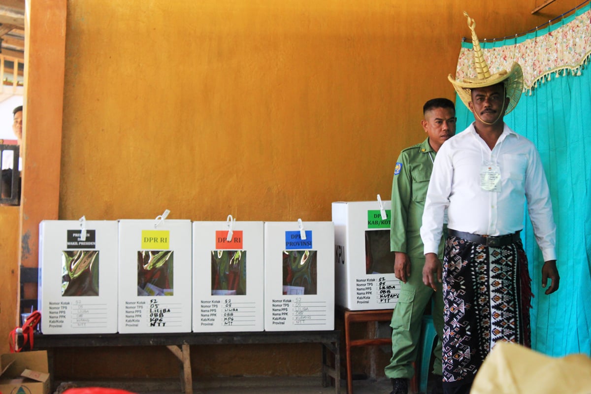 Suasana Pemunggutan Suara di TPS 05, Kelurahan Liliba, Kota Kupang, Nusa Tenggara Timur, Rabu (17/4).