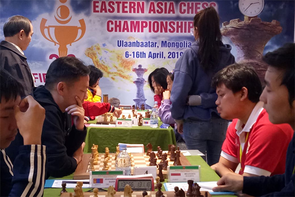 GM Susanto Megaranto (baju merah) melawan GM Khatanbaatar Bazar (baju hitam)