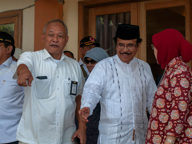 Menteri Agraria dan Tata Ruang (ATR) Sofyan A. Djalil (kedua kanan) didampingi Gubernur Sulteng Longki Djanggola (kiri) 