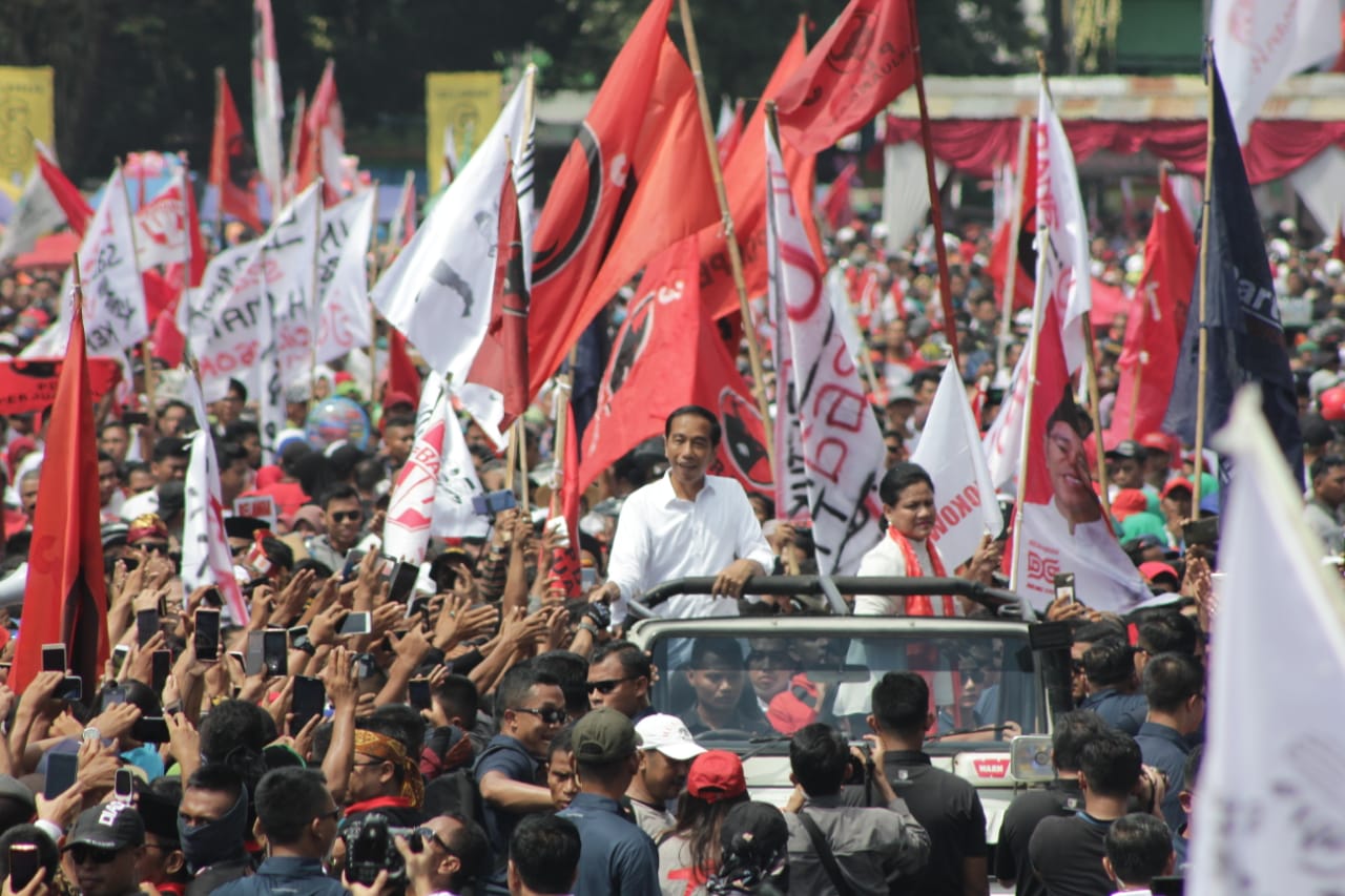 Joko Widodo (Jokowi) saat menggelar kampanye terbuka hari ke-12 di Jawa Tengah, Kamis (4/4). 