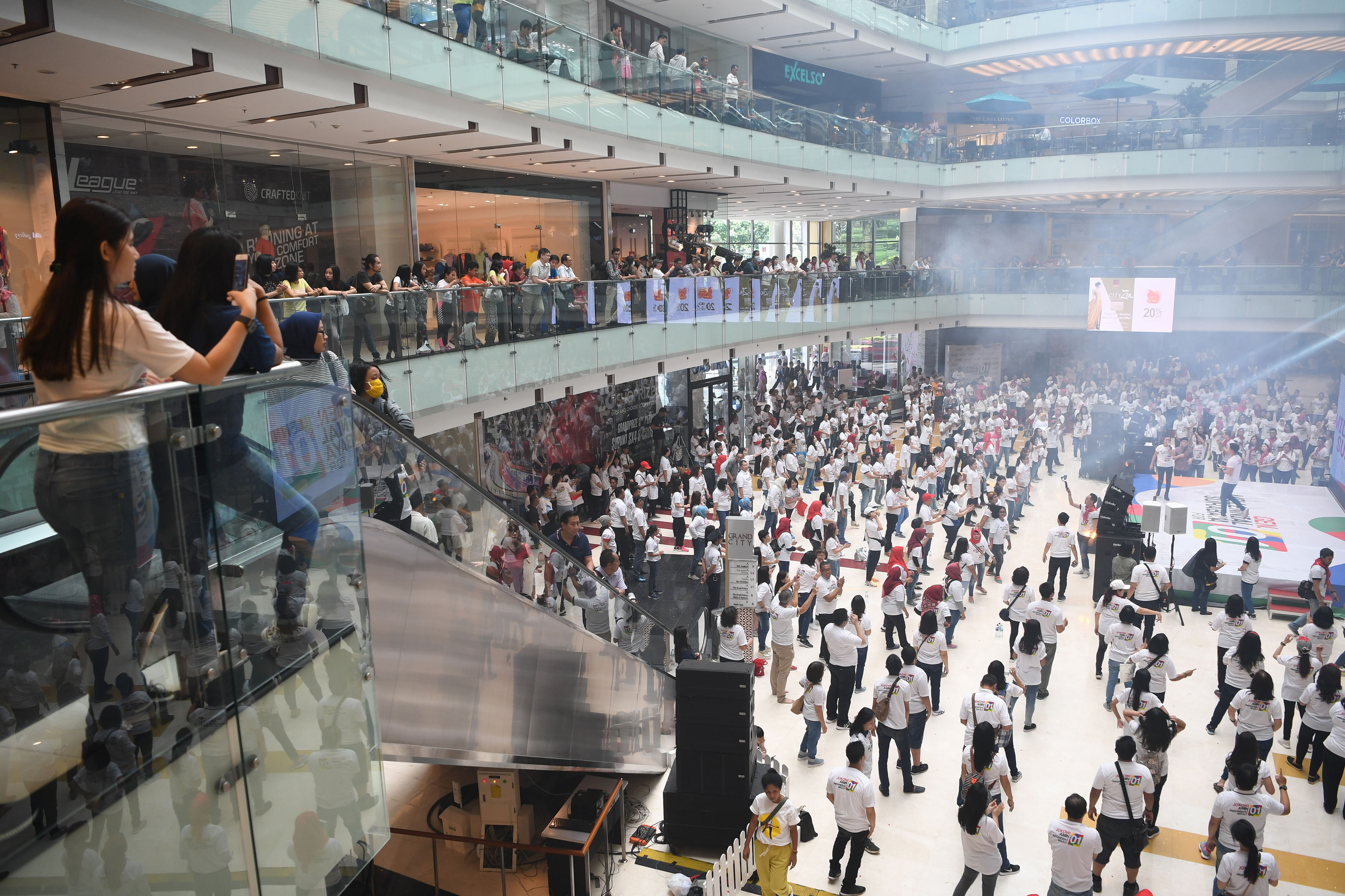 Milenial Surabaya, Jawa Timur melakukan flashmob mendukung Joko Widodo-Ma'ruf Amin