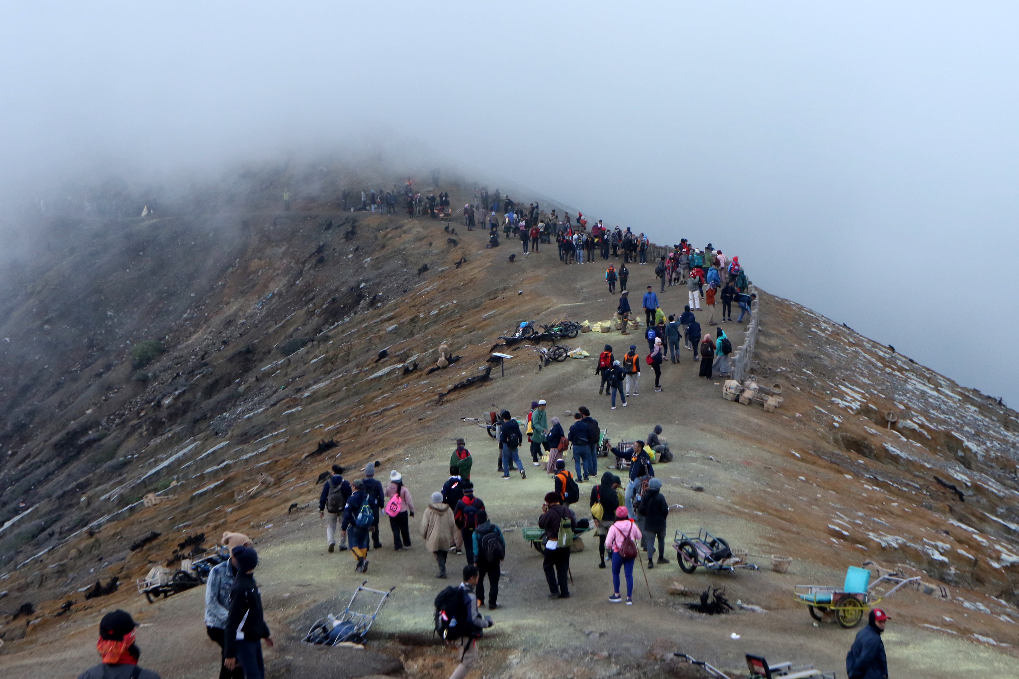 Wisatawan berada di kaldera Gunung Ijen di Banyuwangi, Jawa Timur.