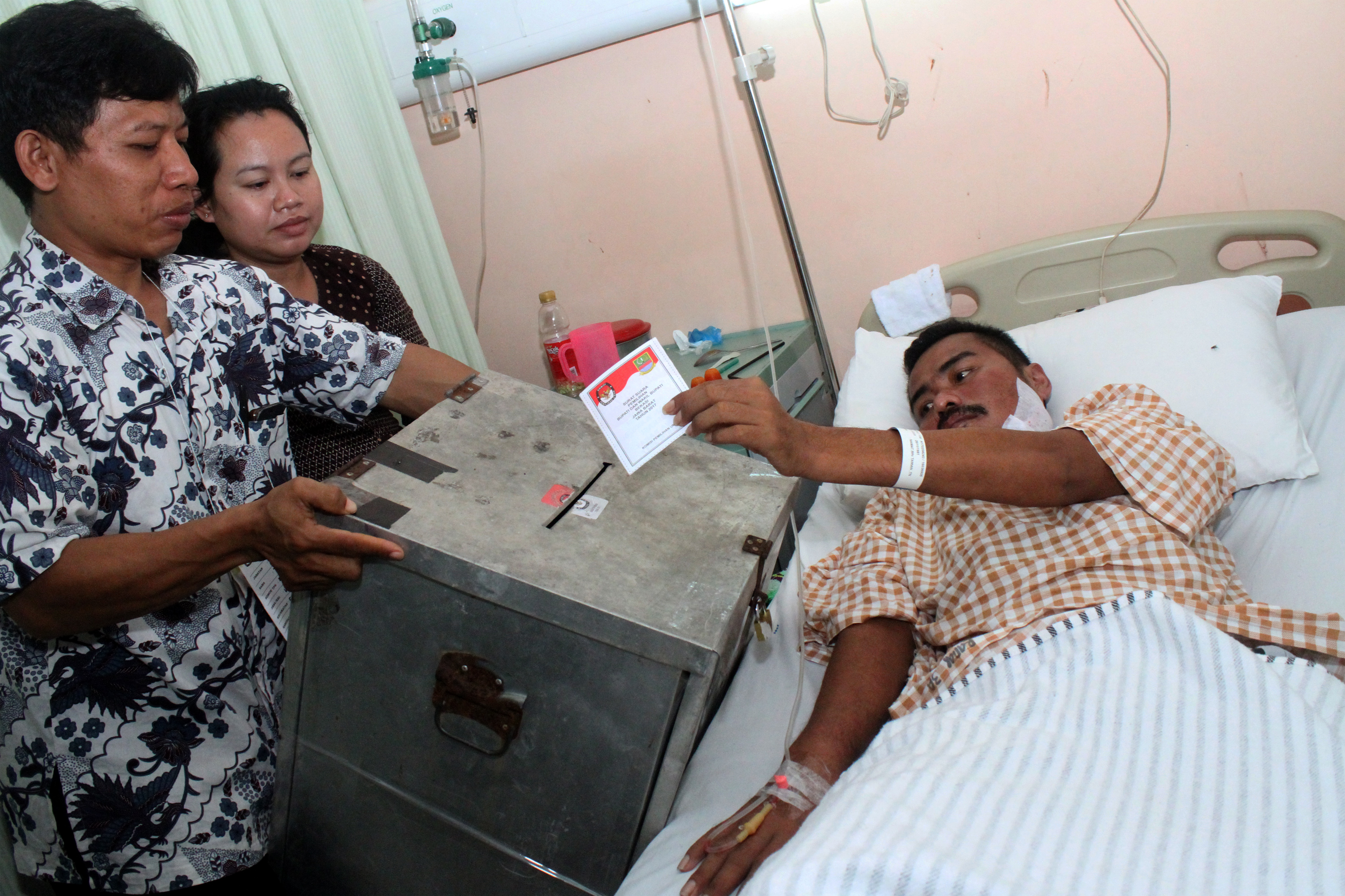 Seorang warga yang tengah dirawat di rumah sakit menggunakan hak pilihnya saat Pilkada 2017.