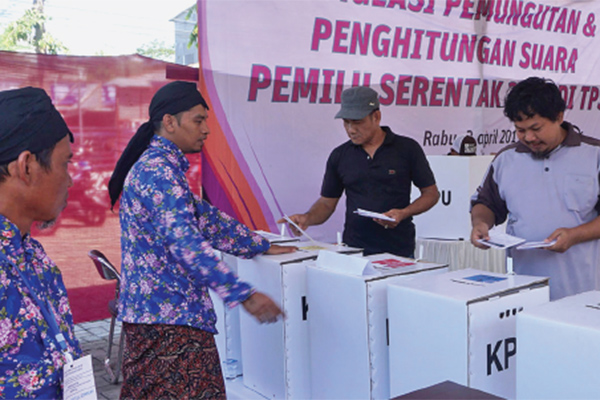 Simulasi pencoblosan bagi penyandang tunanetra.