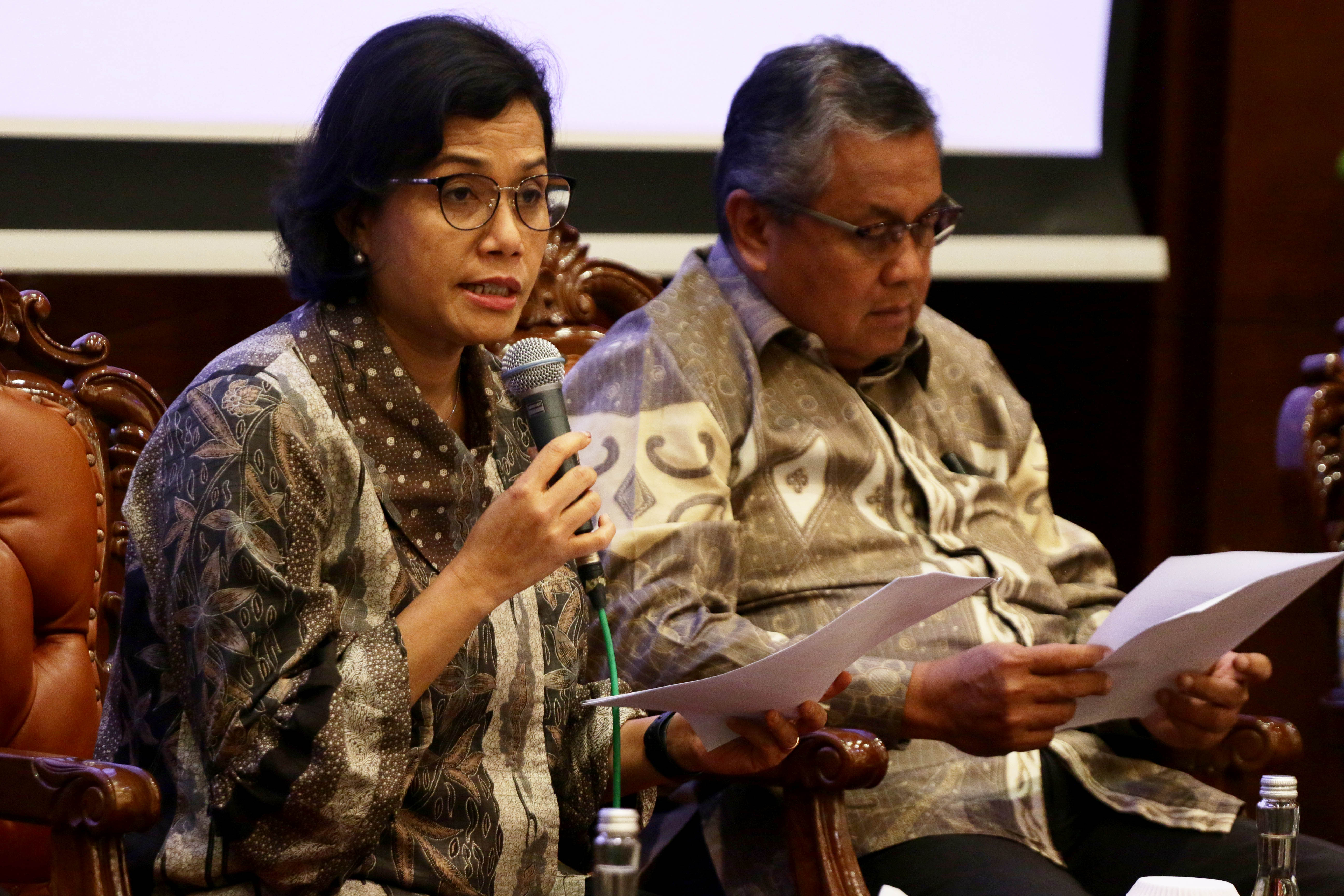 Menkeu Sri Mulyani dan Gubernur BI Perry Warjiyo usai rapat KSSK