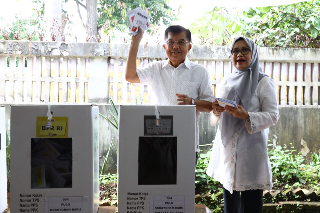 Wakil Presiden Jusuf Kalla bersama istri Mufidah menggunakan hak pilih mereka.