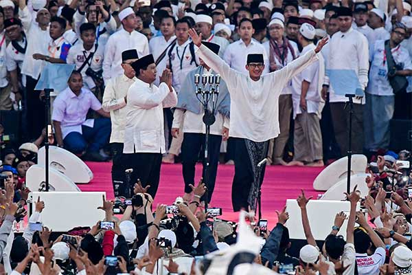 Pasangan capres-cawapres nomor urut 02 Prabowo Subianto (kiri) dan Sandiaga Uno menyapa pendukungnya saat kampanye akbar di Stadion Utama Ge