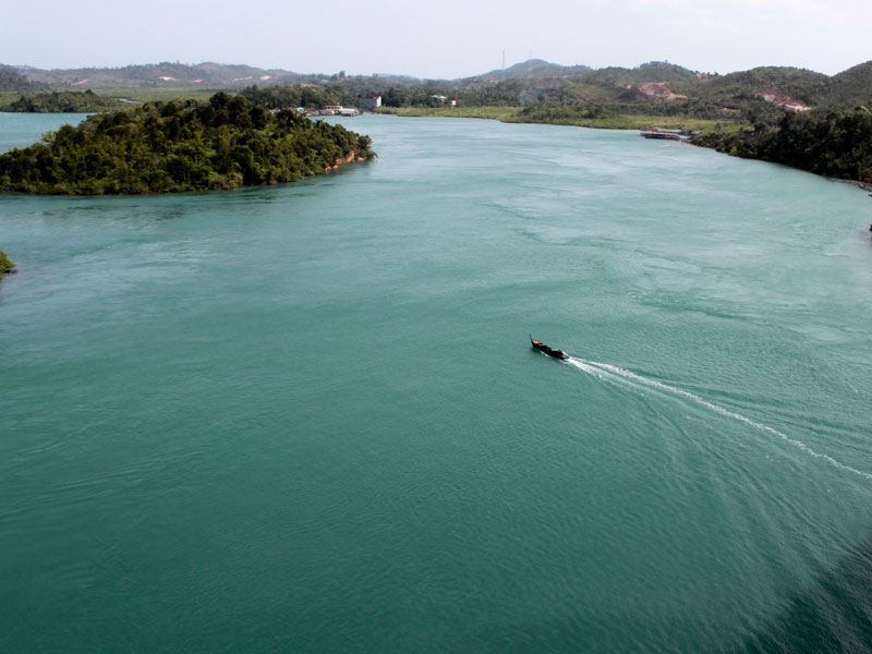 Perahu penumpang antar pulau melintas di cerukan Pulau Rempang, Batam.