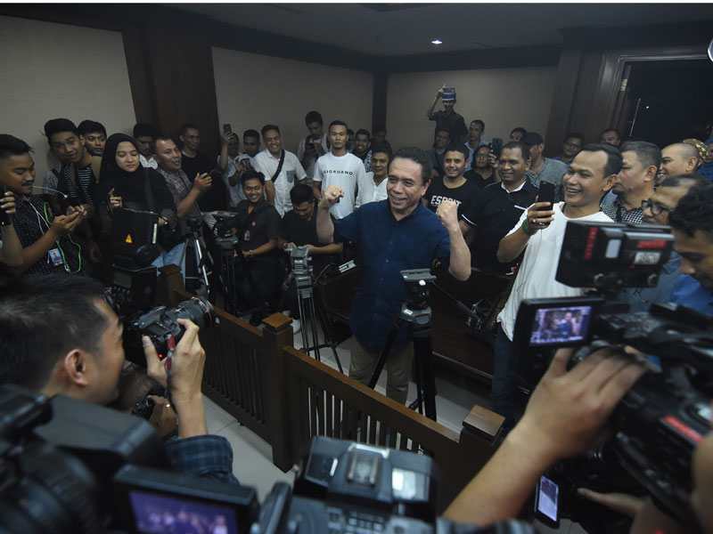 Terdakwa Gubernur nonaktif Aceh Irwandi Yusuf (tengah) berbincang dengan awak media sebelum menjalani sidang.