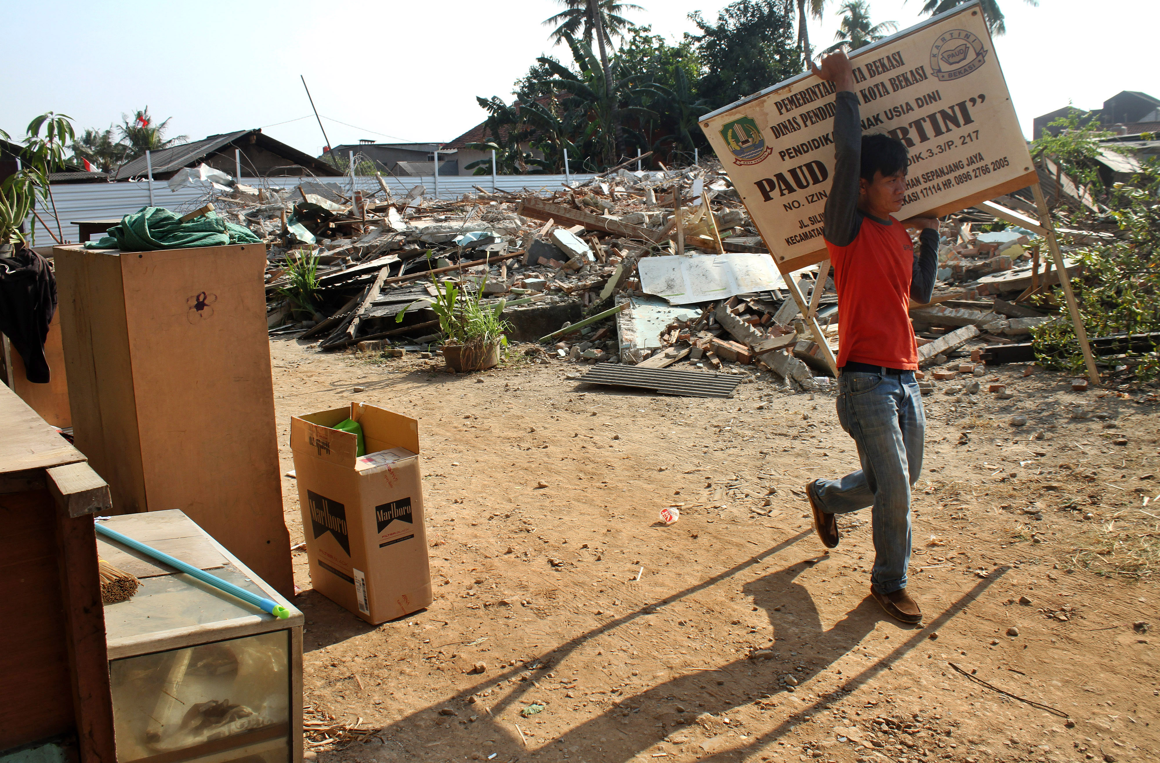 penggusuran belasan bangunan tempat tinggal permanen dan semi permanen di kawasan Rawa Panjang guna lahan untuk pembangunan jalan layang