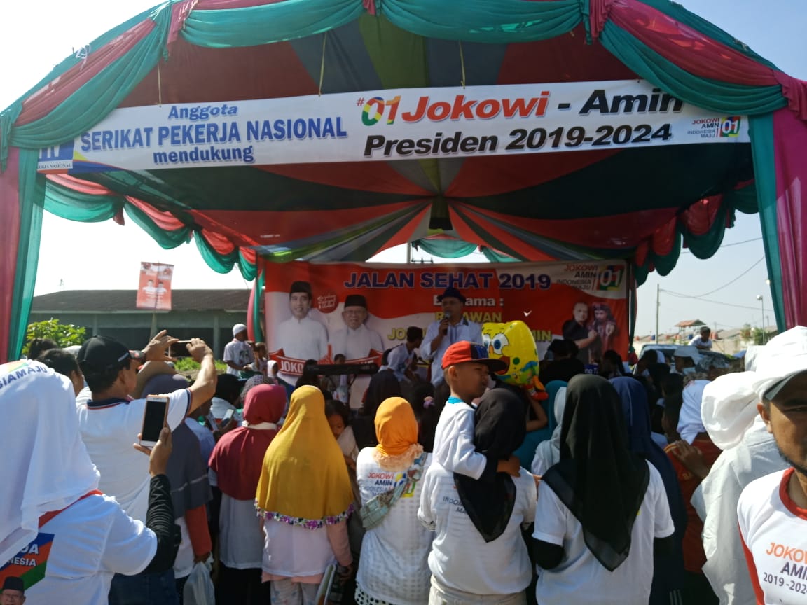 WARGA Kabupaten Serang menggelar jalan sehat keliling kampung sebagai dukungan kepada Jokowi, Minggu (7/4).