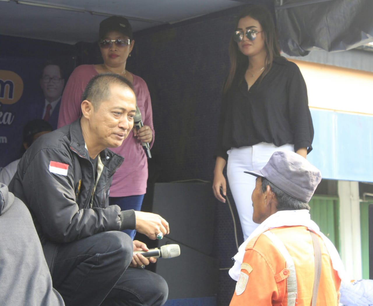 Caleg Partai NasDem untuk DPRD Cilacap Setyo Wardoyo saat menyapa warga Cilacap.