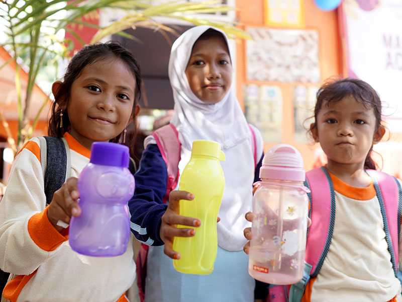 PENGENALAN PENGELOLAAN SAMPAH PLASTIK SEJAK DINI: Sejumlah anak menunjukkan botol minum yang dapat diisi ulang.