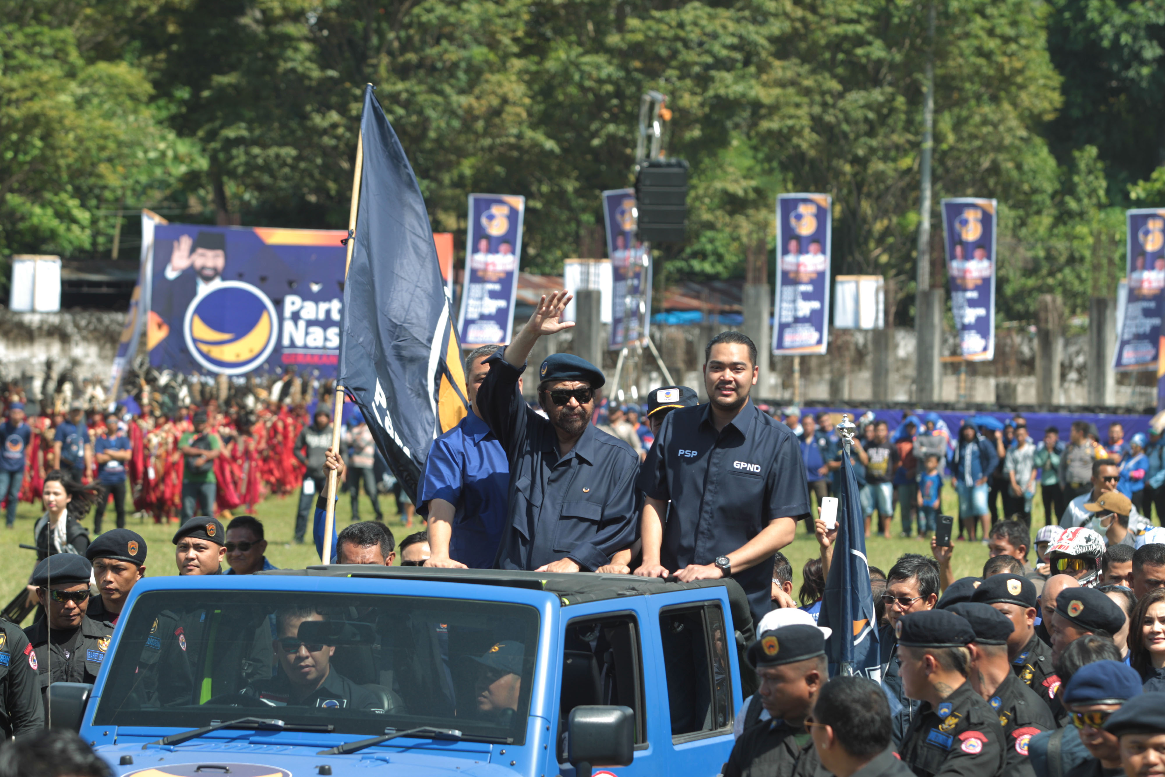 Ketua umum Partai NasDem Surya Paloh (kiri) saat berkampanye di Manado, Rabu (27/3).