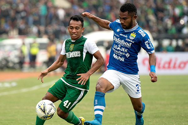 Penyerang muda Persebaya, Irfan Jaya (kiri)