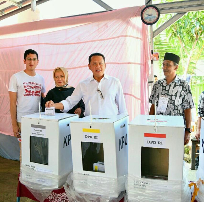 Ketua DPR RI Bambang Soesatyo usai melakukan pencoblosan di TPS 15, Kabupaten Purbalingga, Rabu (17/4).