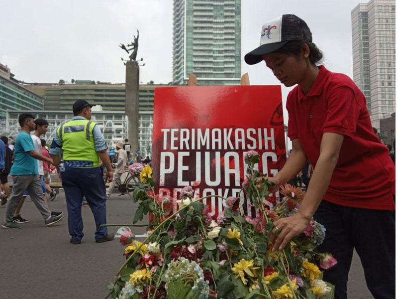 Tabur bunga bagi petugas KPPS yang gugur