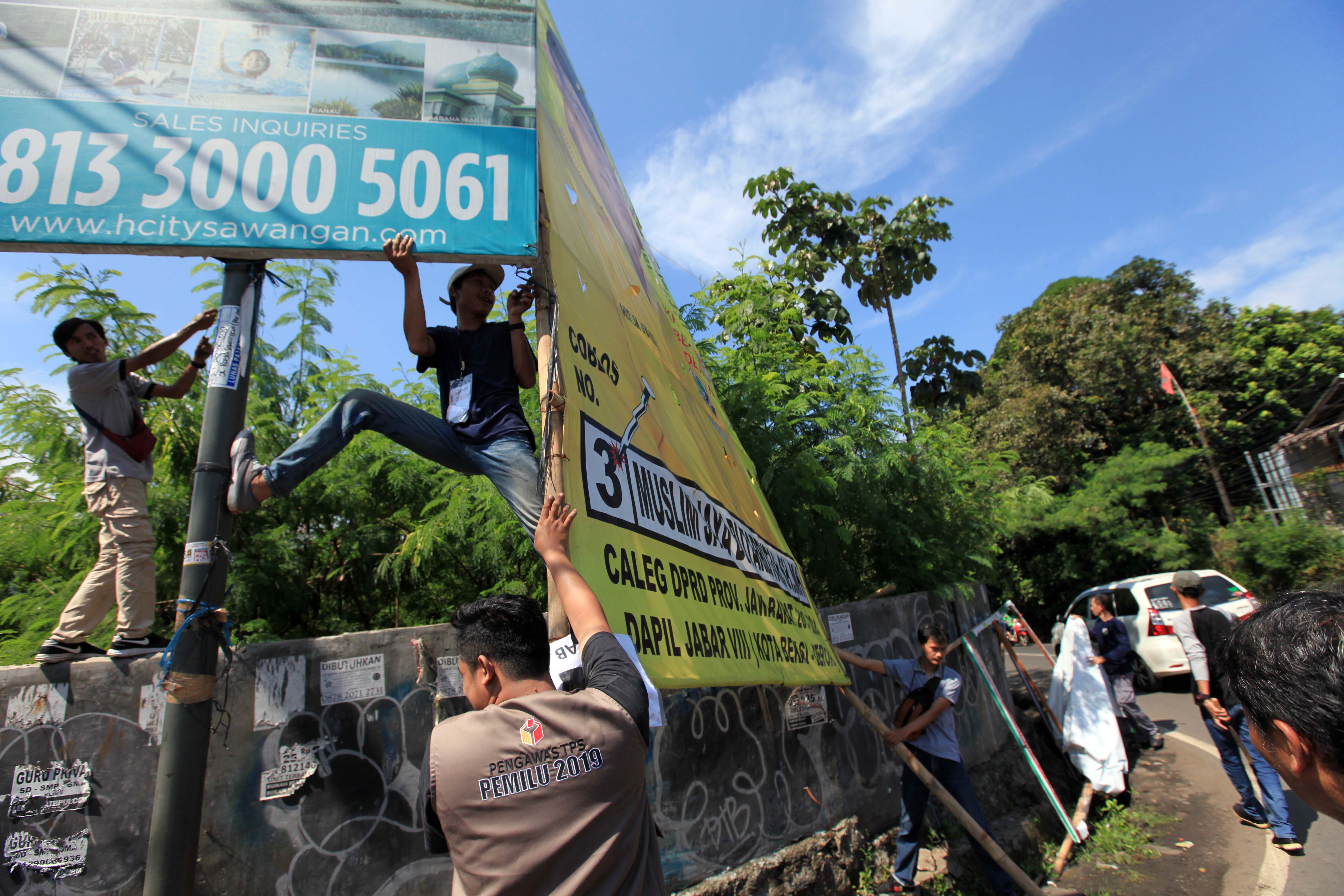  Petugas Panwaslu melakukan penertiban alat peraga kampanye 