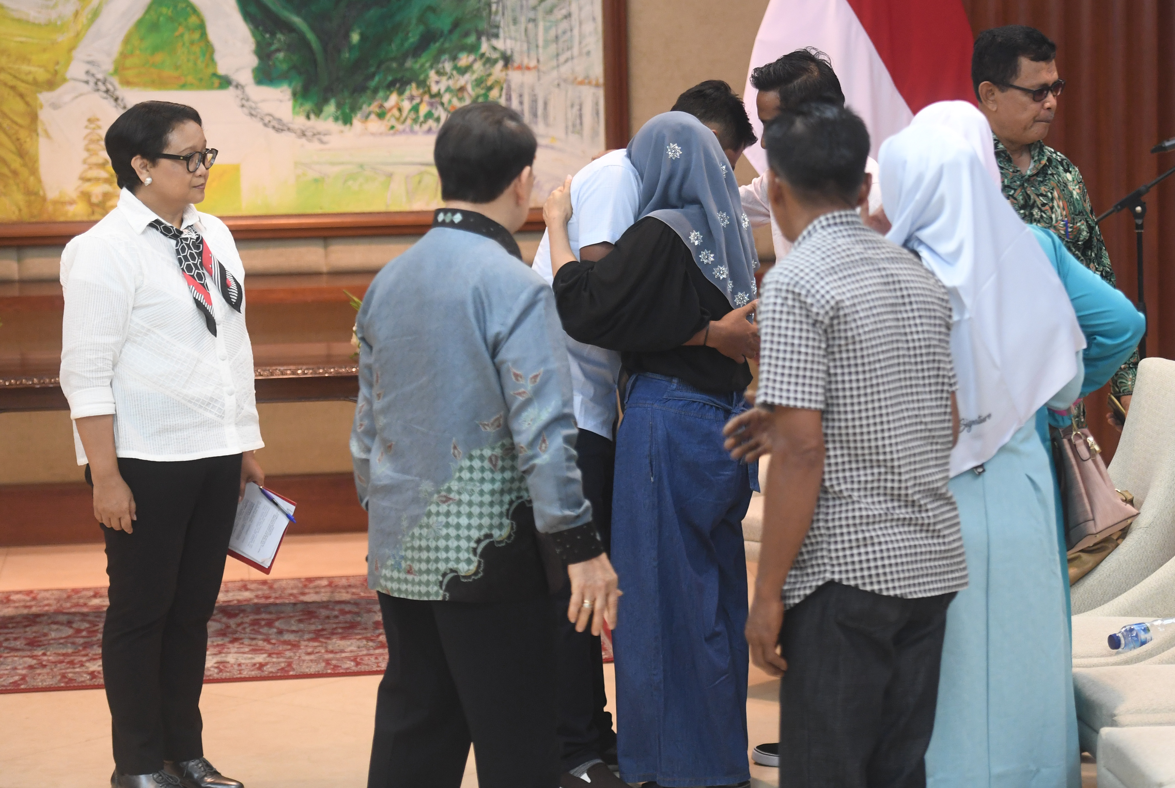 Menlu Retno Marsudi dalam acara penyerahan secara simbolis WNI yang dibebaskan dan penyerahan jenazah di Kemenlu, Kamis (11/4).