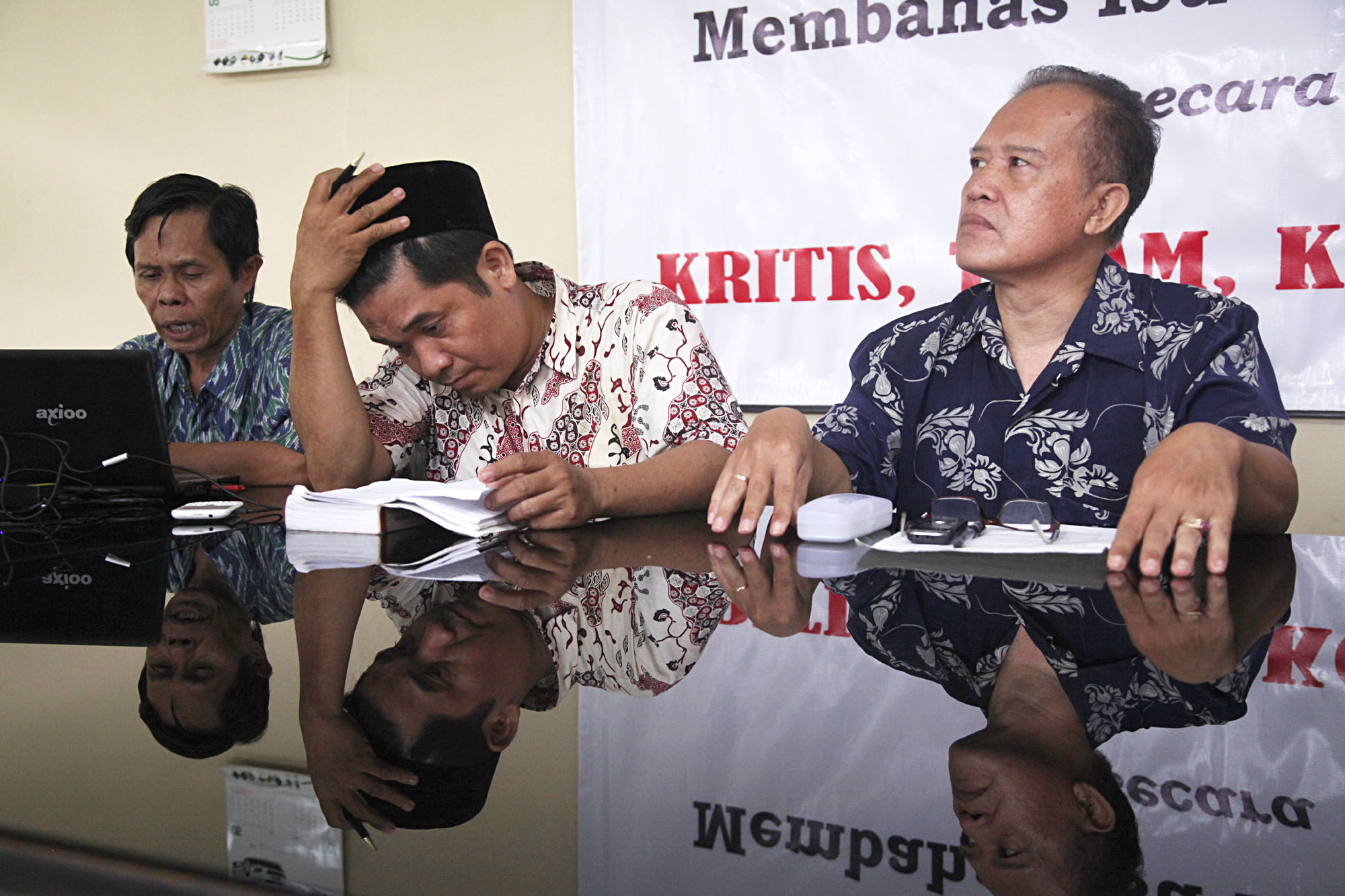 Peneliti Formappi Djadiono (kiri)