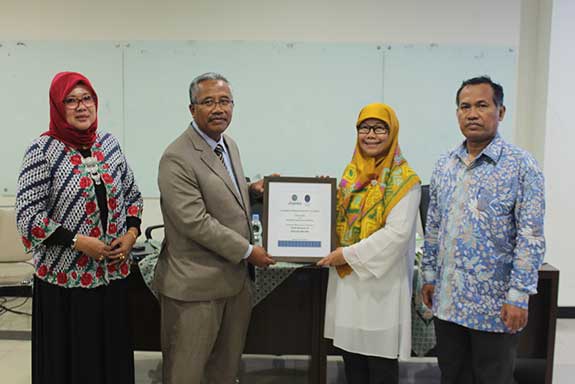 Universitas Uhamka menggelar Grant Award Ceremony and Public Lecture bersama Universitas Teknologi Petronas Malaysia (UTP) 
