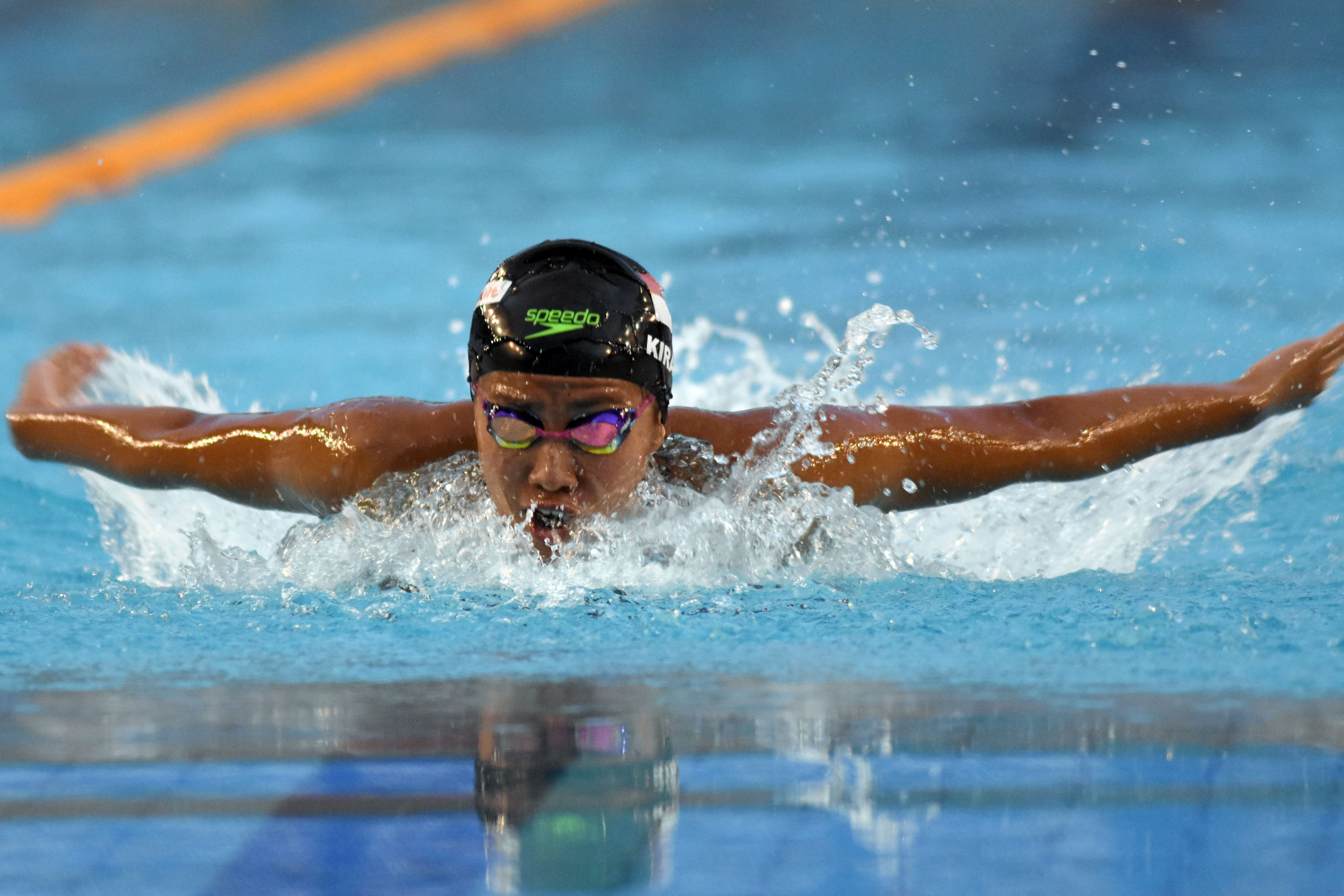 Perenang putri asal Jawa Timur Adinda Larasati Dewi memacu kecepatan pada final gaya kupu-kupu putri 200 meter dalam Festival Akuatik 2018