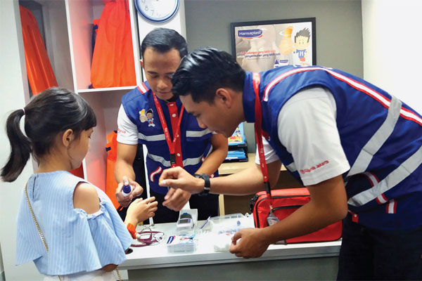 Mempraktikkan cara penanganan pertama pada kulit yang terluka