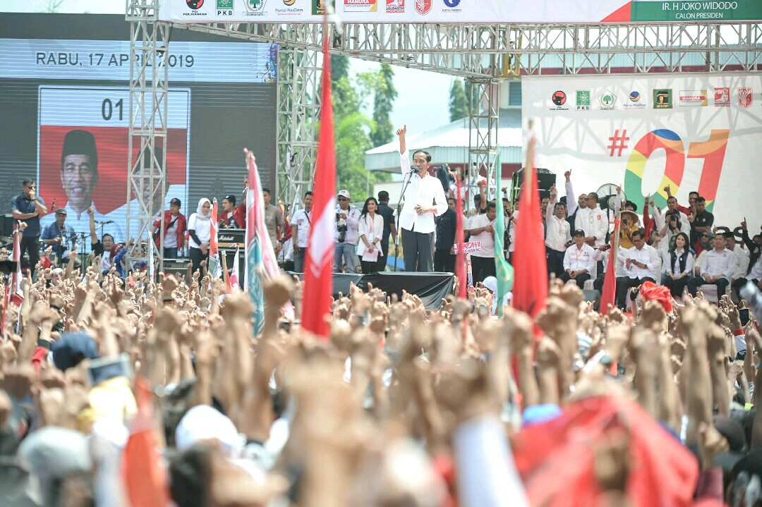 Calon presiden nomor urut 01 Joko Widodo berkampanye di Halaman Sasana Krida, Komplek GOR Satria Purwokerto, Kamis (4/4).