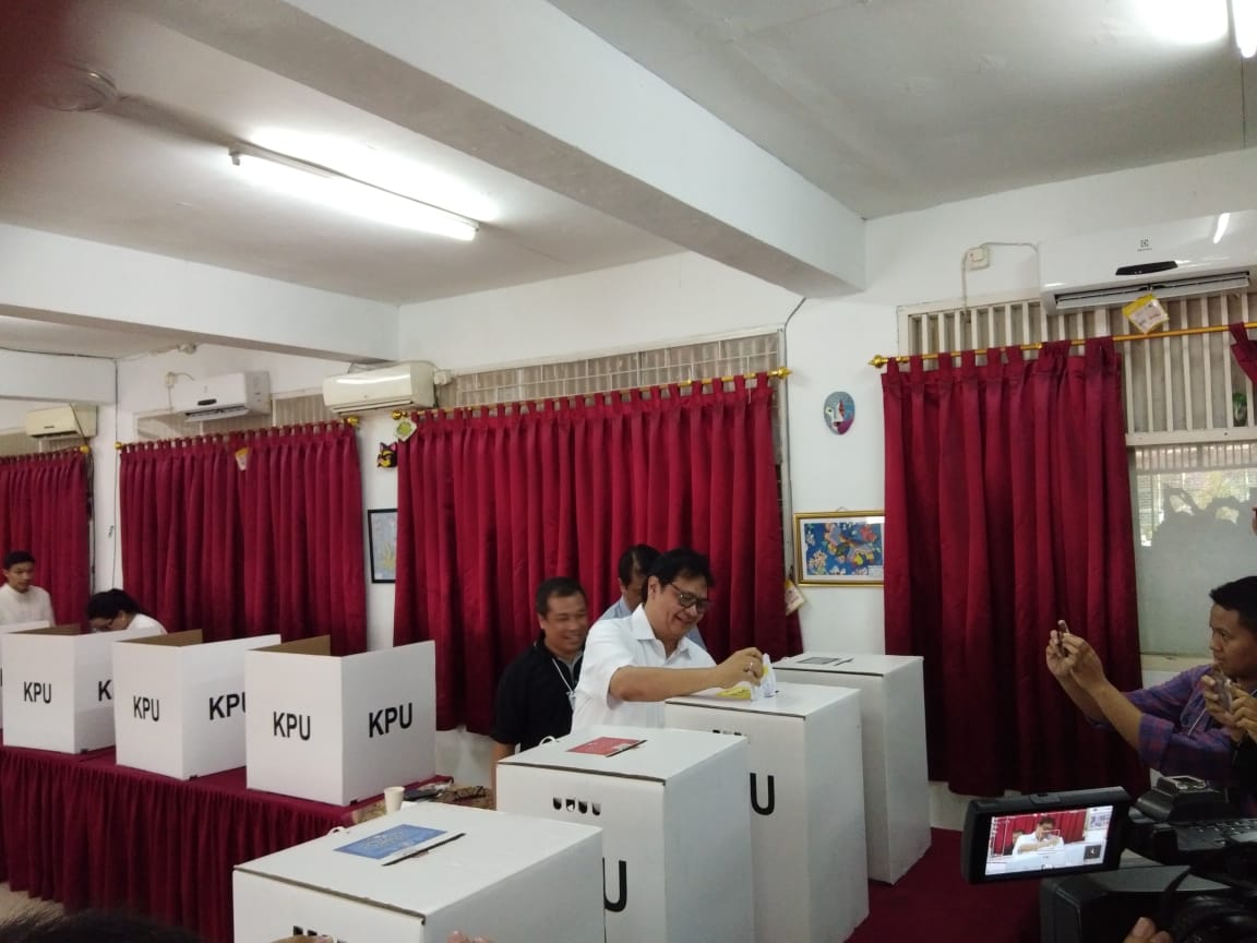 Menteri Perindustrian Airlangga Hartarto saat menggunakan hak suaranya.