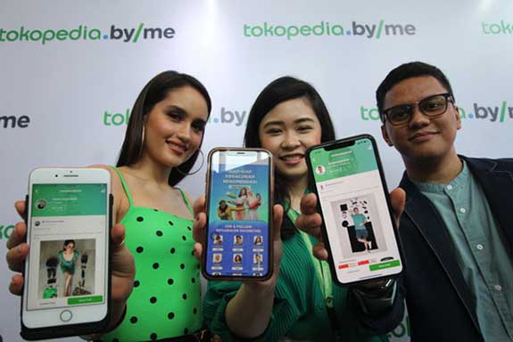 Cynthia Limin (tengah) bersama Perwakilan Tokopedia ByME Icon, Cinta Laura Kiehl (kiri) dan Arief Muhammad (kanan) 