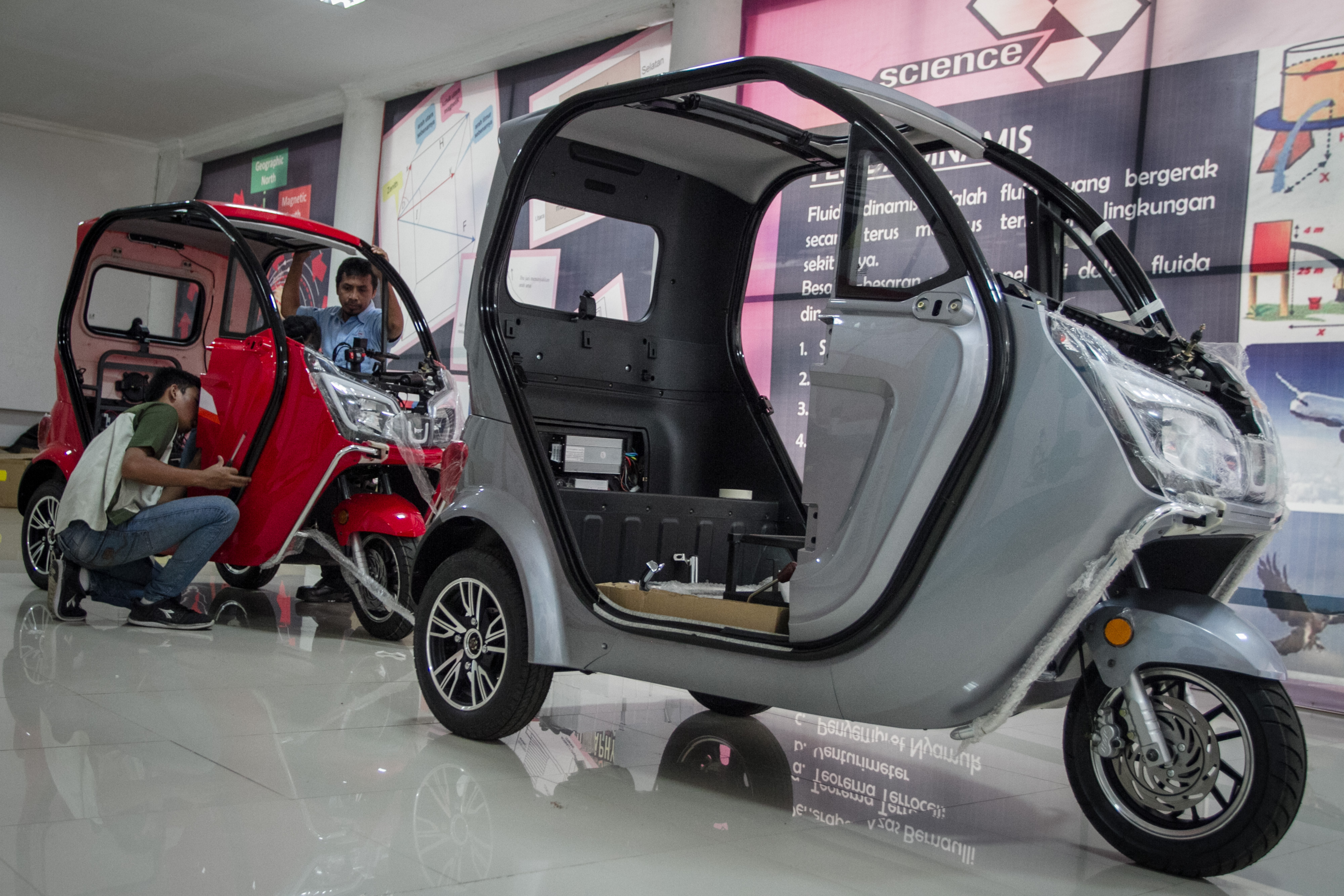Teknisi menyelesaikan proses perakitan motor listrik Aglis buatan Solo Electric Vehicle Indonesia (Sevi) di Solo Technopark.