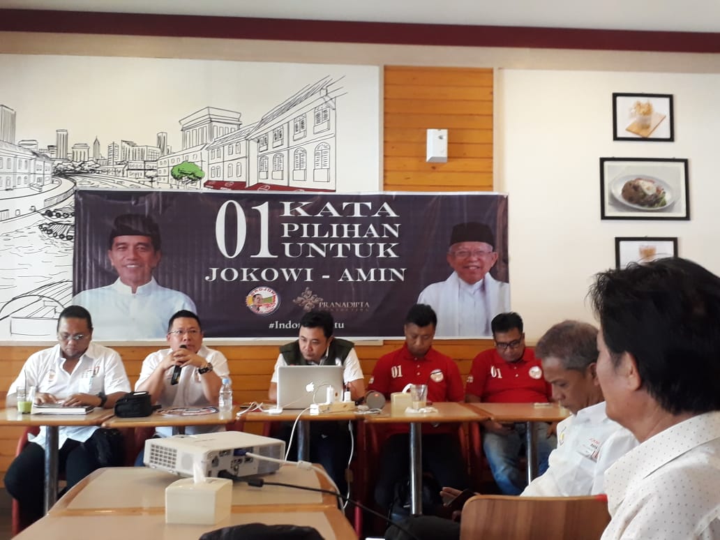Relawan Grojok memberikan keterangan pers di Palembang, Sumsel, Senin (1/4)