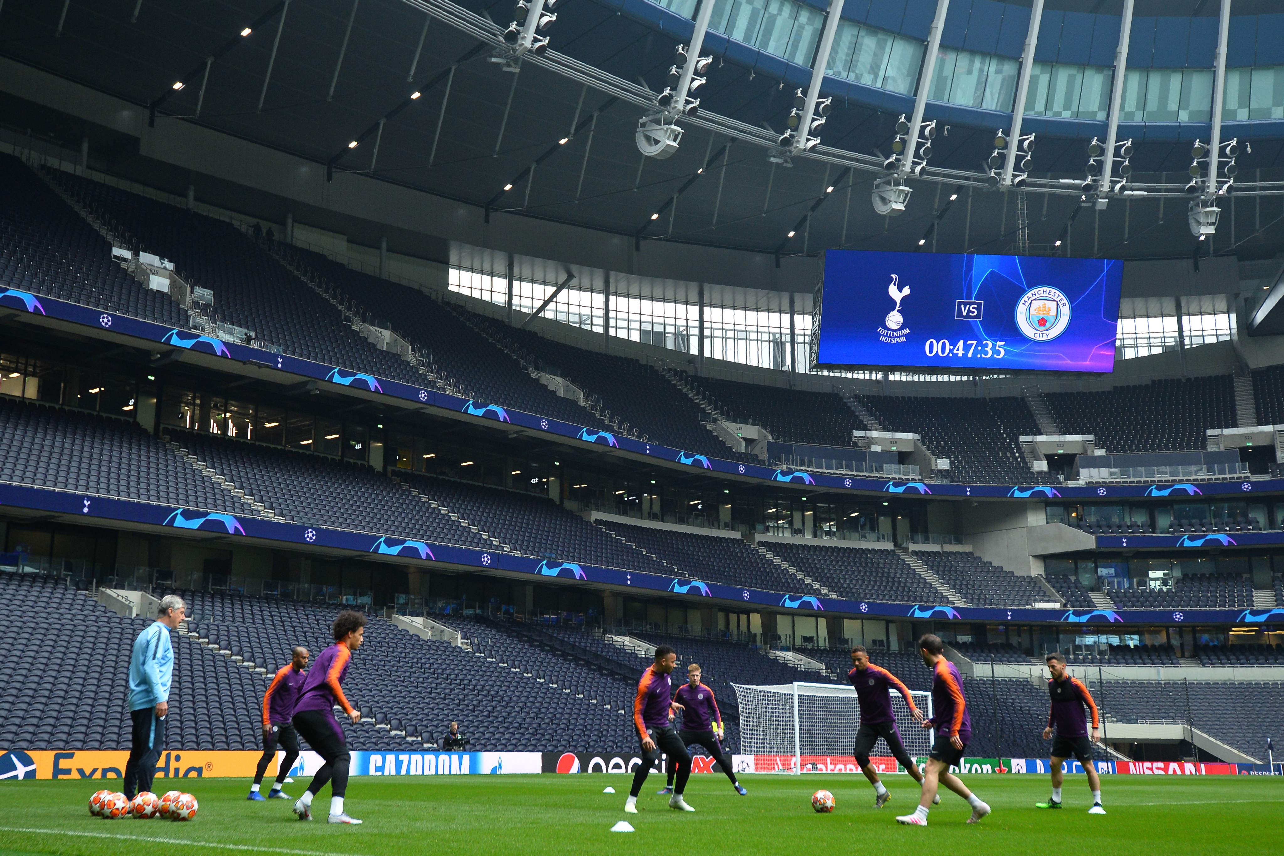 Para pemain Manchester City sedang melakukan latihan di Tottenham Hotspur Stadium London