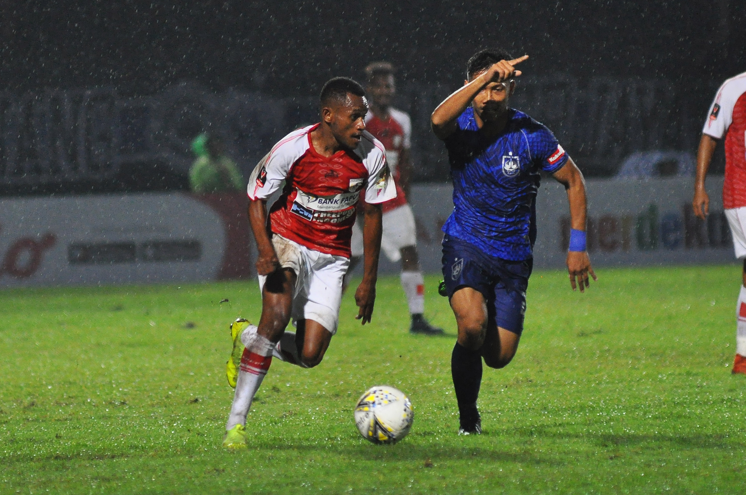 Kapten klub PSIS Semarang Hari Nur Yulianto saat berlaga melawan Persipura Jayapura