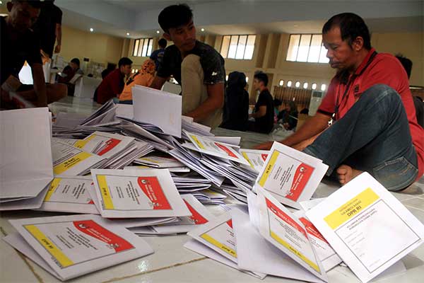  Sejumlah pekerja melipat dan menyortir surat suara pemilu 2019 di kantor KPU Mamuju, Sulawesi Barat, Selasa (02/04/2019). 
